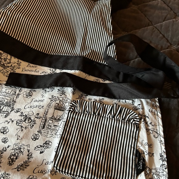 NEW Thirty-One Child’s apron - Picture 2 of 4